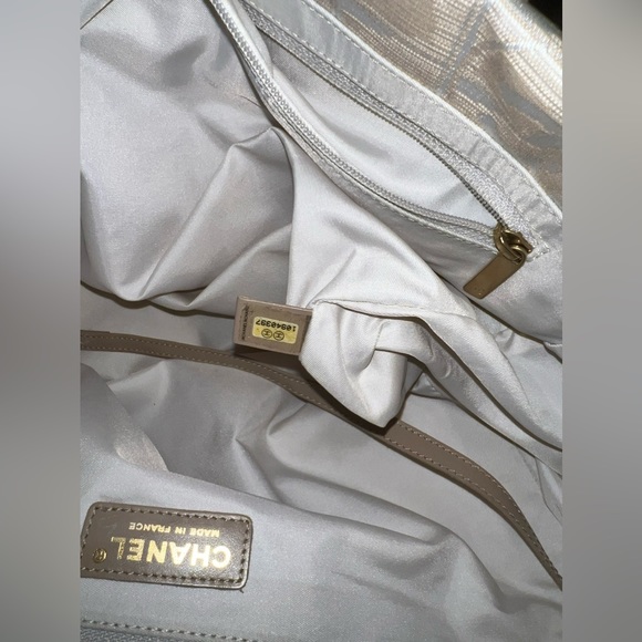 CHANEL BEIGE TOTE IN EXCELLENT CONDITION - Picture 4 of 9